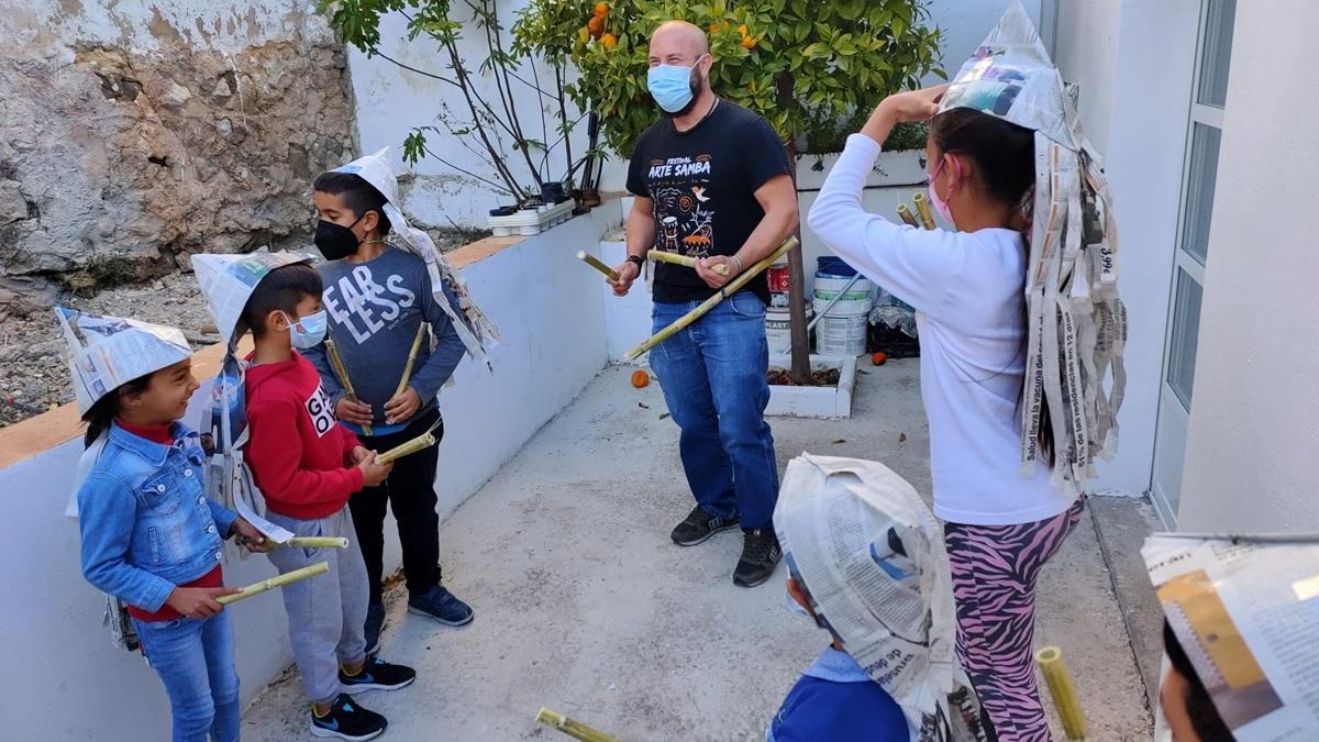 Un grupo de niños y niñas se divierten aprendiendo percusión