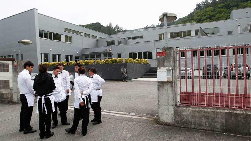 Estudiantes de Hostelería, ante la nueva Facultad de Turismo de Olloniego.