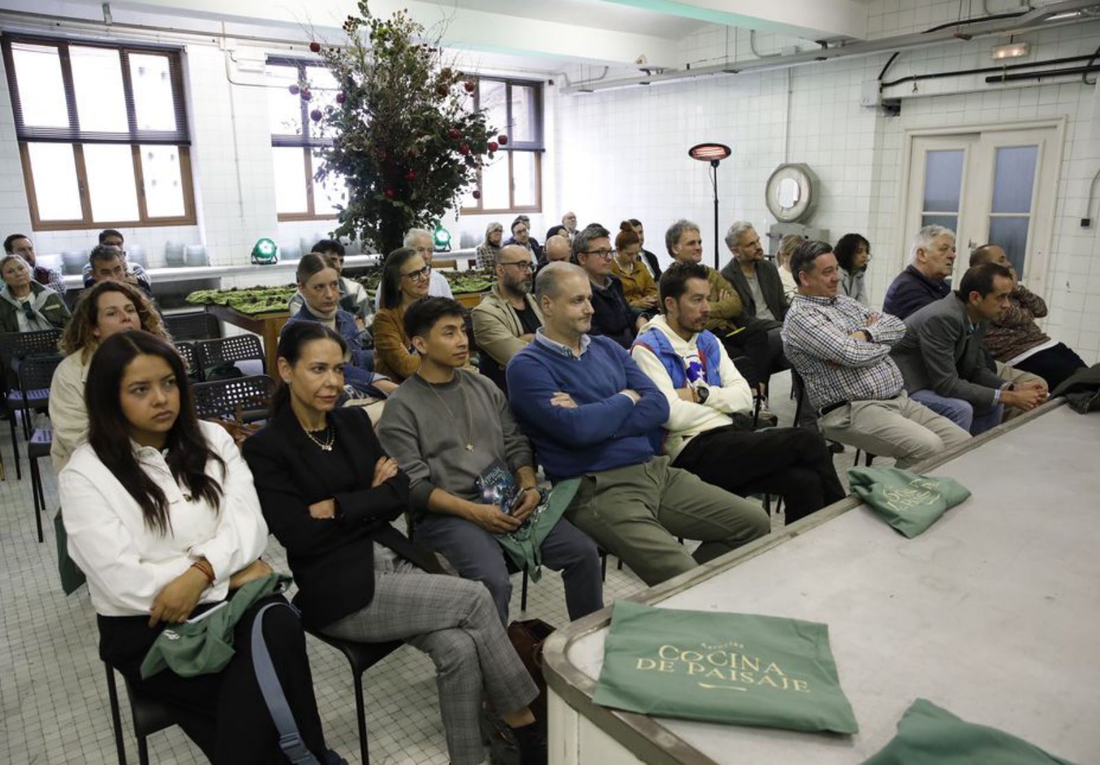 Asistentes a las jornadas de ayer en las cocinas de la Laboral. | Á. González