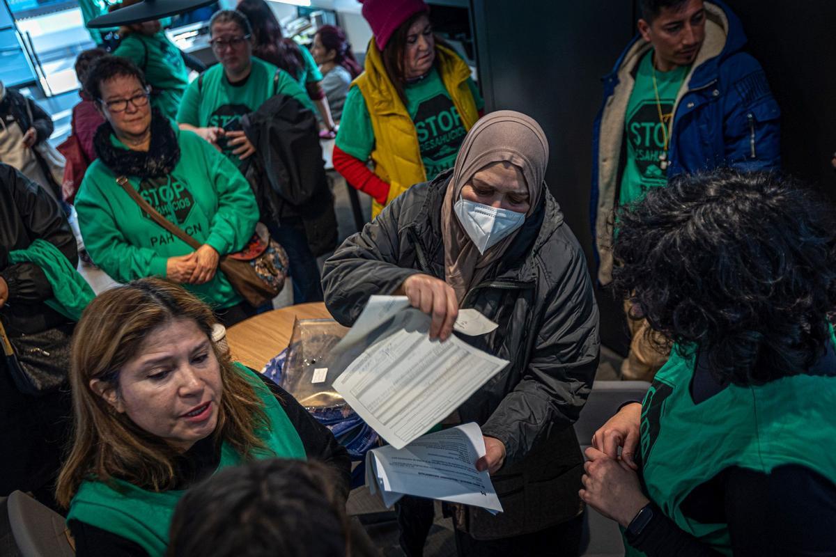 Acción de la Pah  para reclamar alquileres sociales para Djamila y Rosario