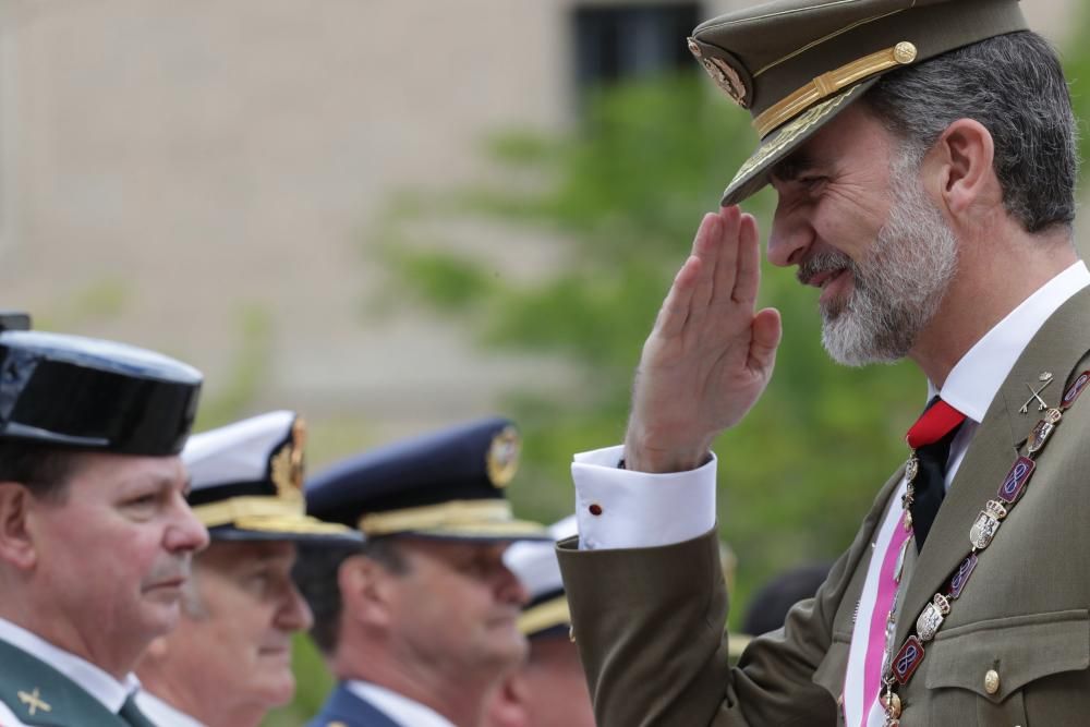 El rey Felipe impone una condecoración antes de la reunión bienal del Capítulo de la Orden de San Hermenegildo