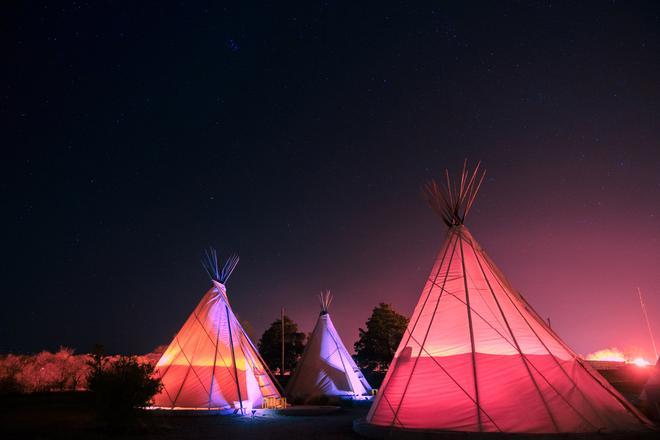 Alojamiento El Cósmico de noche en Marfa, EEUU