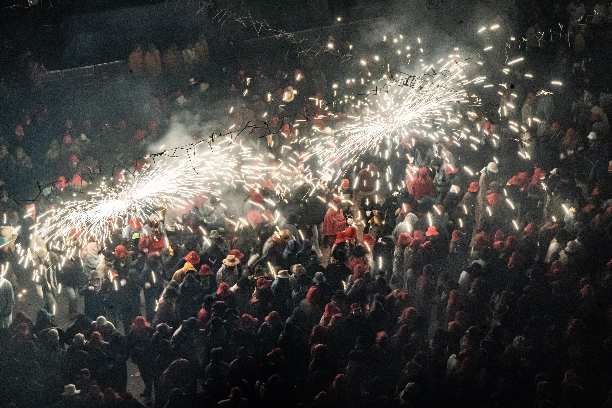 Un Correfoc multitudinari omple de pólvora i gresca el centre històric de Manresa