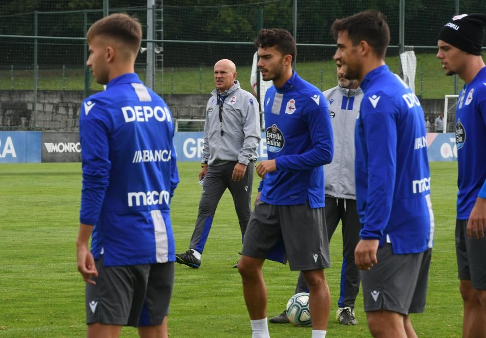 El entrenador deportivista recupera a Gaku y Lampropoulos, que regresaron de la concentración con sus selecicones. Koné ya se entrenó con el grupo.