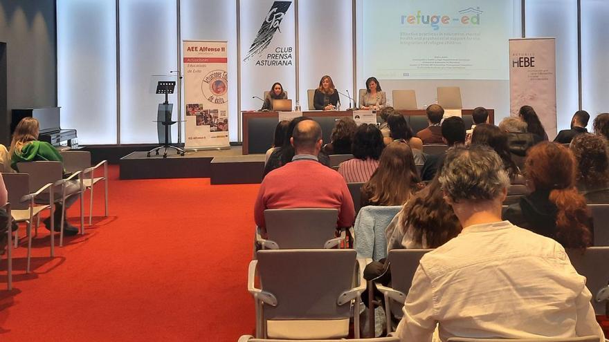 En la mesa, por la izquierda, Emilia Aiello, Luisa María Díaz y Pilar Fernández, ayer, en el Club Prensa Asturiana.   | FERNANDO RODRÍGUEZ
