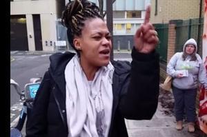 Una dona embarassada llança una reprimenda a uns antiavortistes per assetjar les dones.