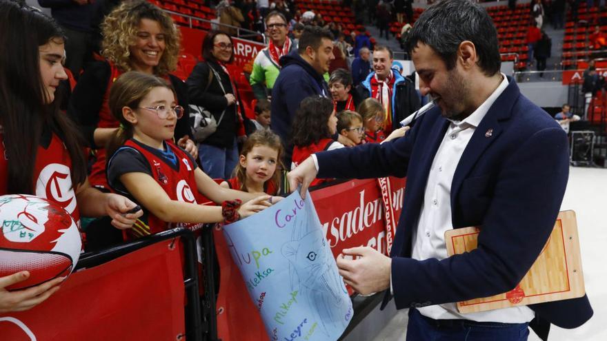 Carlos Cantero, junto a un grupo de jóvenes aficionadas al término del último partido europeo.