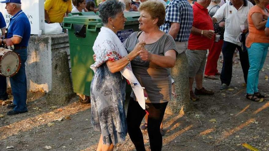 Una pareja baila en la campa del emigrante.