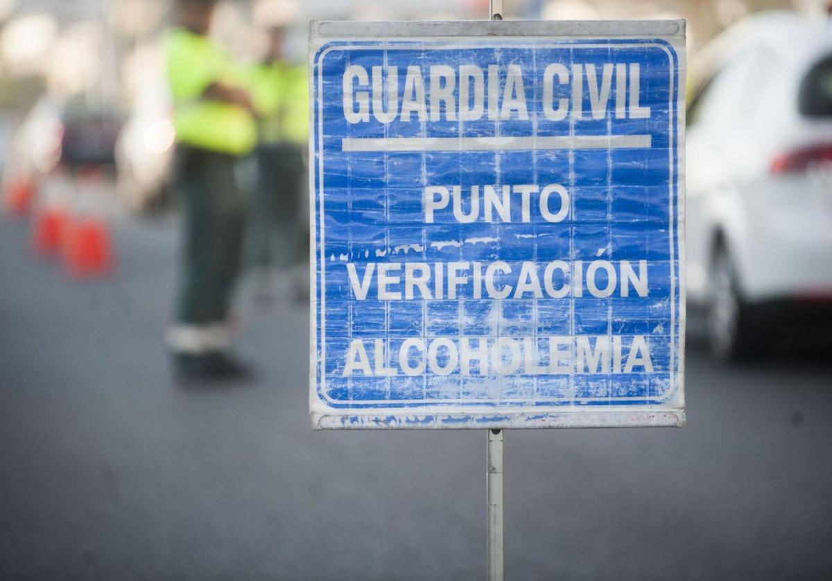 Cartel de un control de alcoholemia de la Guardia Civil de Tráfico. |   // L.  O.