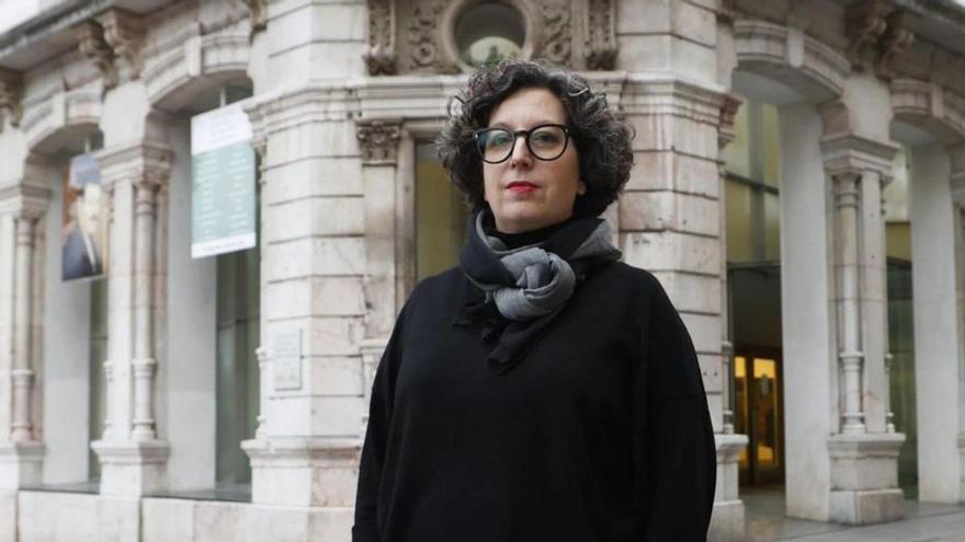María López-Fanjul, ayer, en su primer día como directora del Museo de Bellas Artes de Asturias, ante la fachada del edificio de la calle Rúa.
