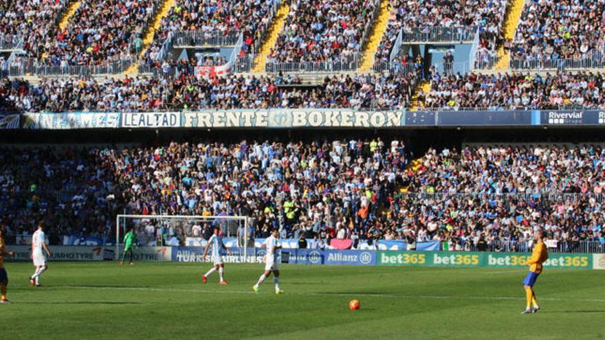 Imagen de las gradas de La Rosaleda durante el encuentro de esta temporada frente al FC Barcelona en La Rosaleda.