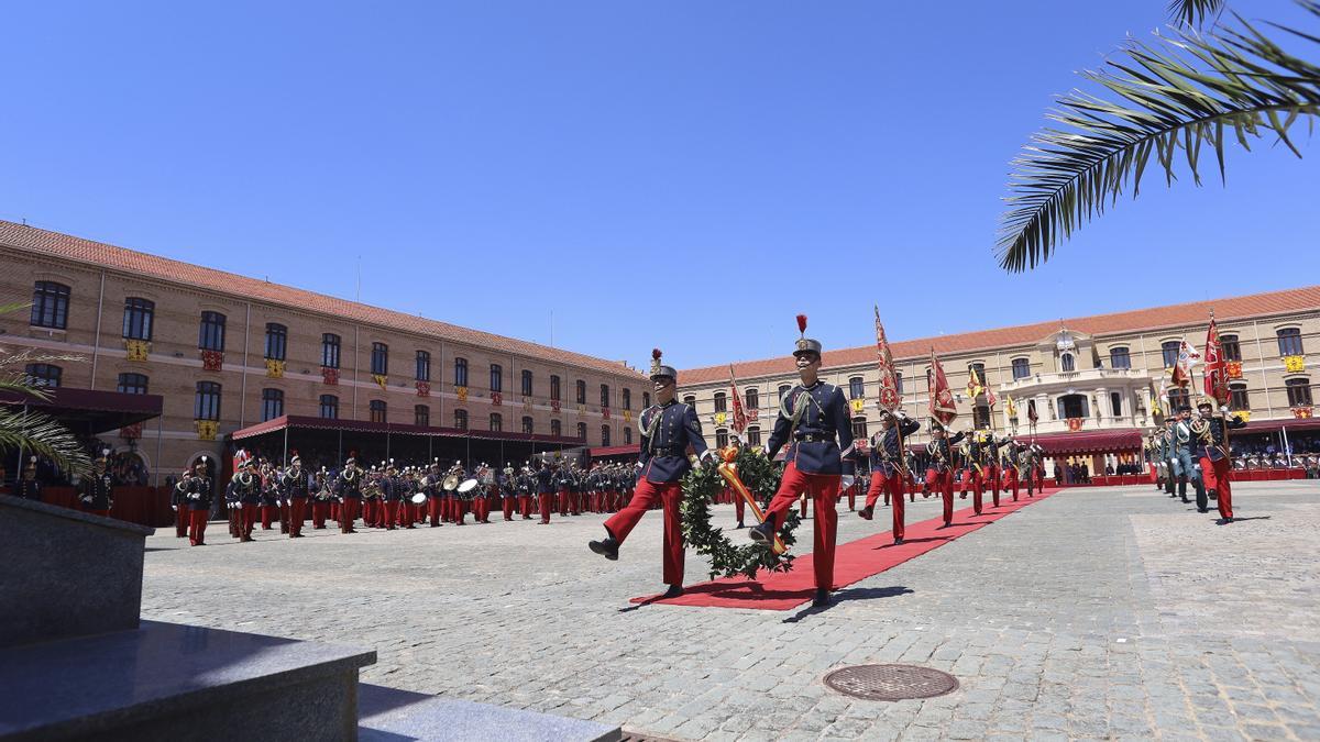 Imagen de entrega de los despachos a los nuevos oficiales del Ejército de Tierra en la Academia General Militar de Zaragoza.