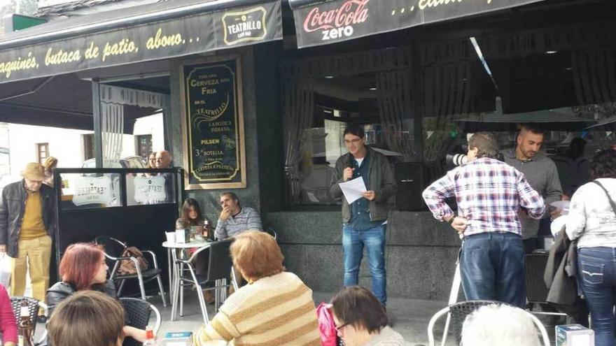 Un momento del recital de poemas en la calle celebrado ayer en Pravia.