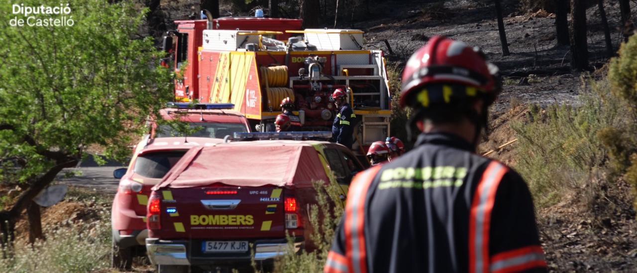 Imagen de los bomberos en la zona del incendio del Alto Mijares.