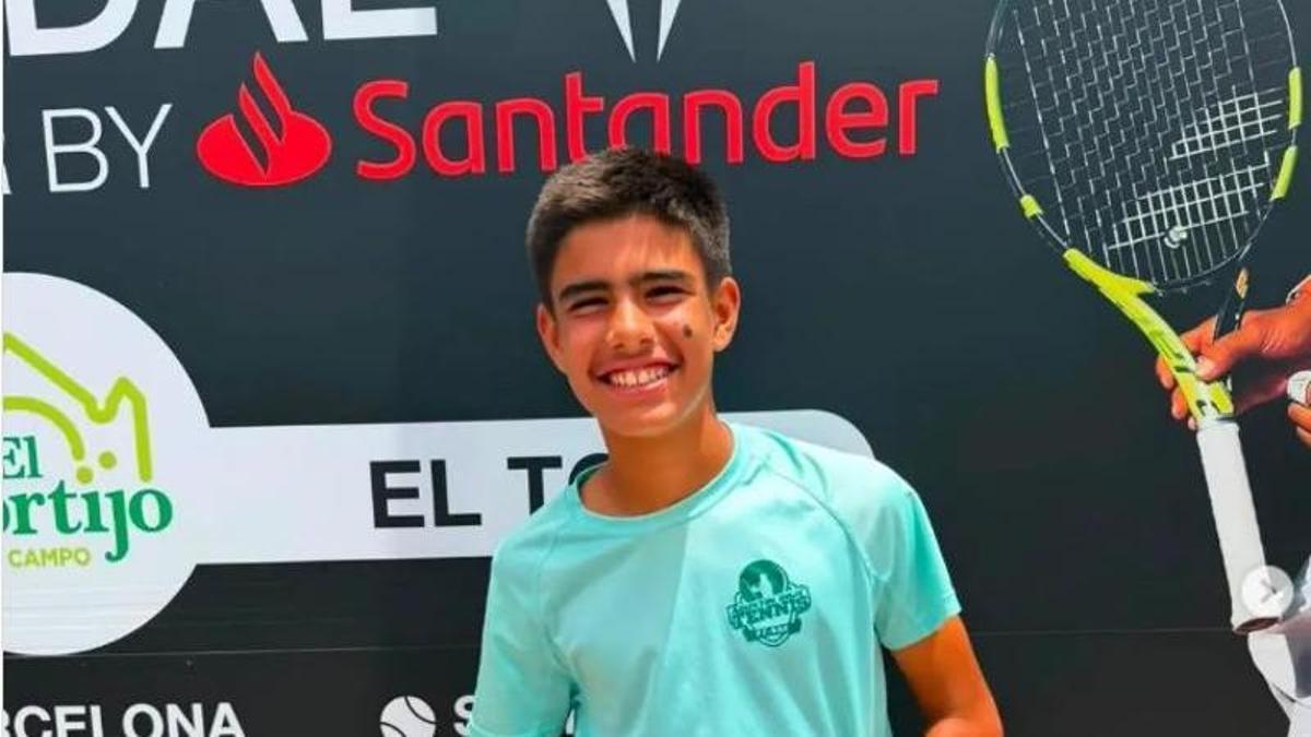 Álvaro Rodríguez con el trofeo del segundo clasificado