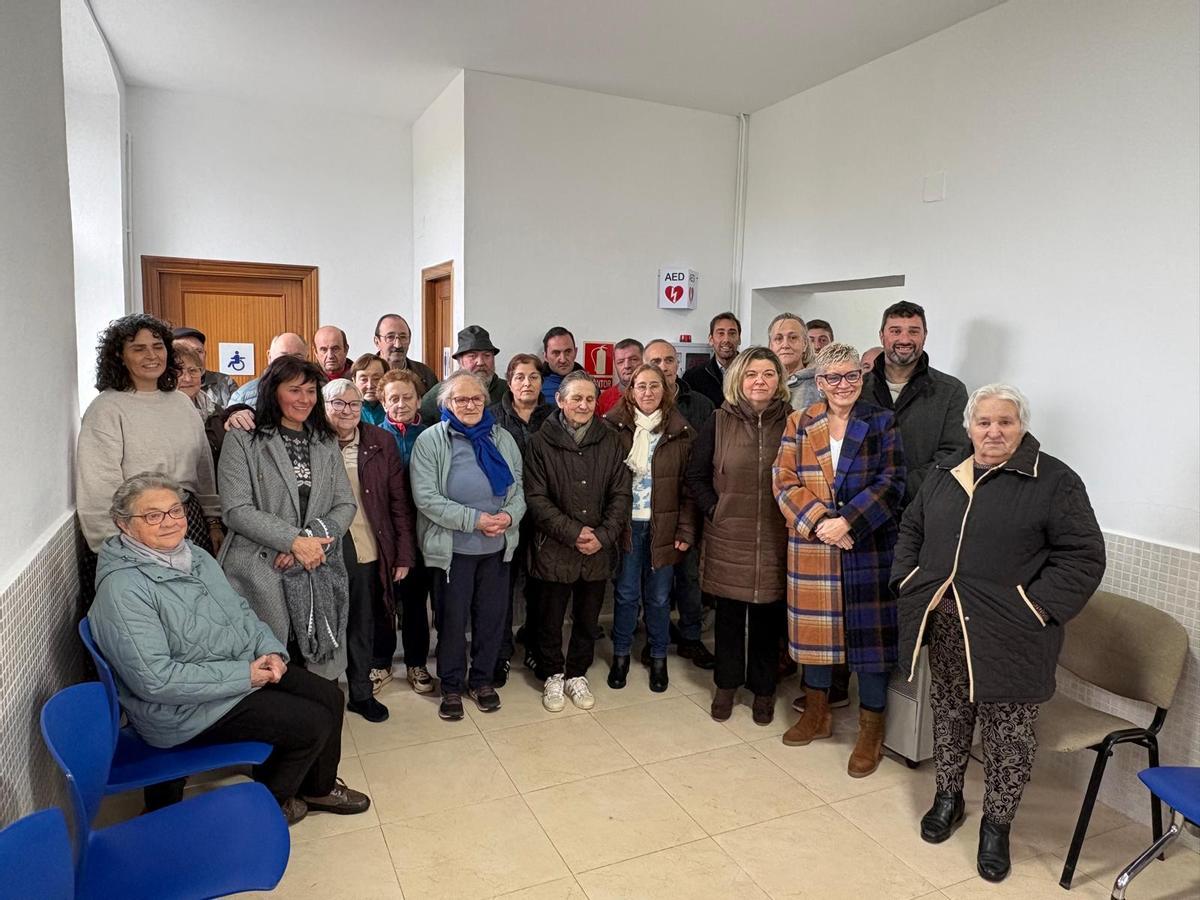 Concepción Saavedra y Óscar Pérez, los segundos por la derecha, junto a los vecinos de la parroquia de Ayones.