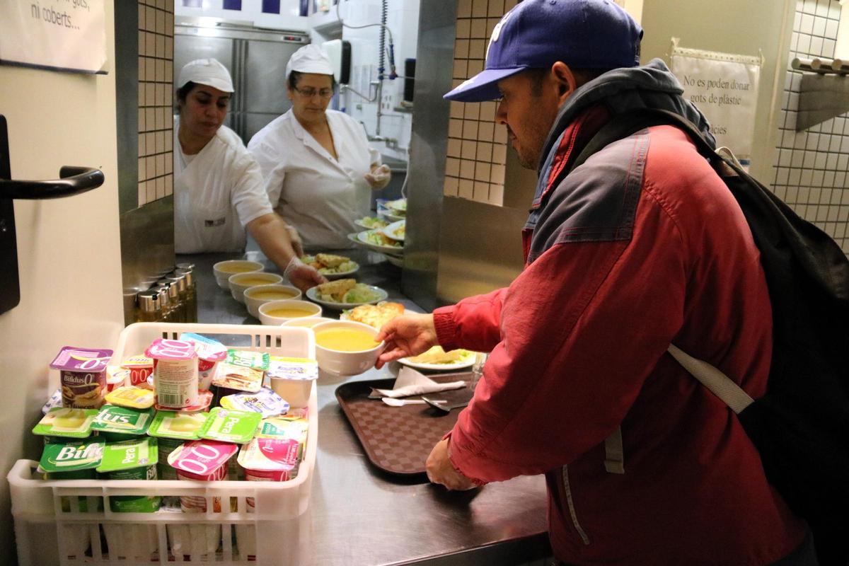 Un dels usuaris de La Sopa, en una imatge d'arxiu.