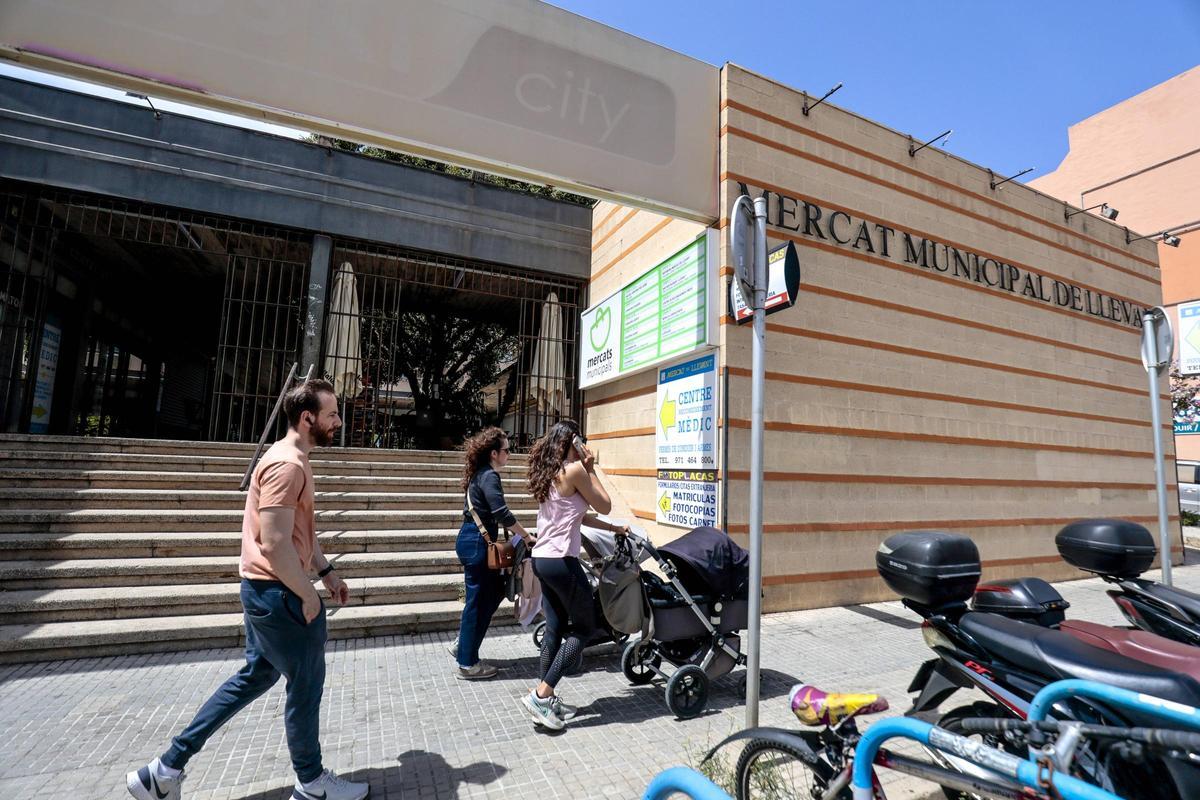 El mercado municipal de Llevant está en la calle Manuel Azaña.