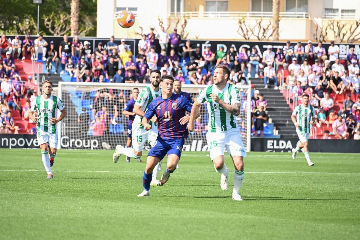Gabriele Corbo, durante un lance del Eldense-Córdoba CF