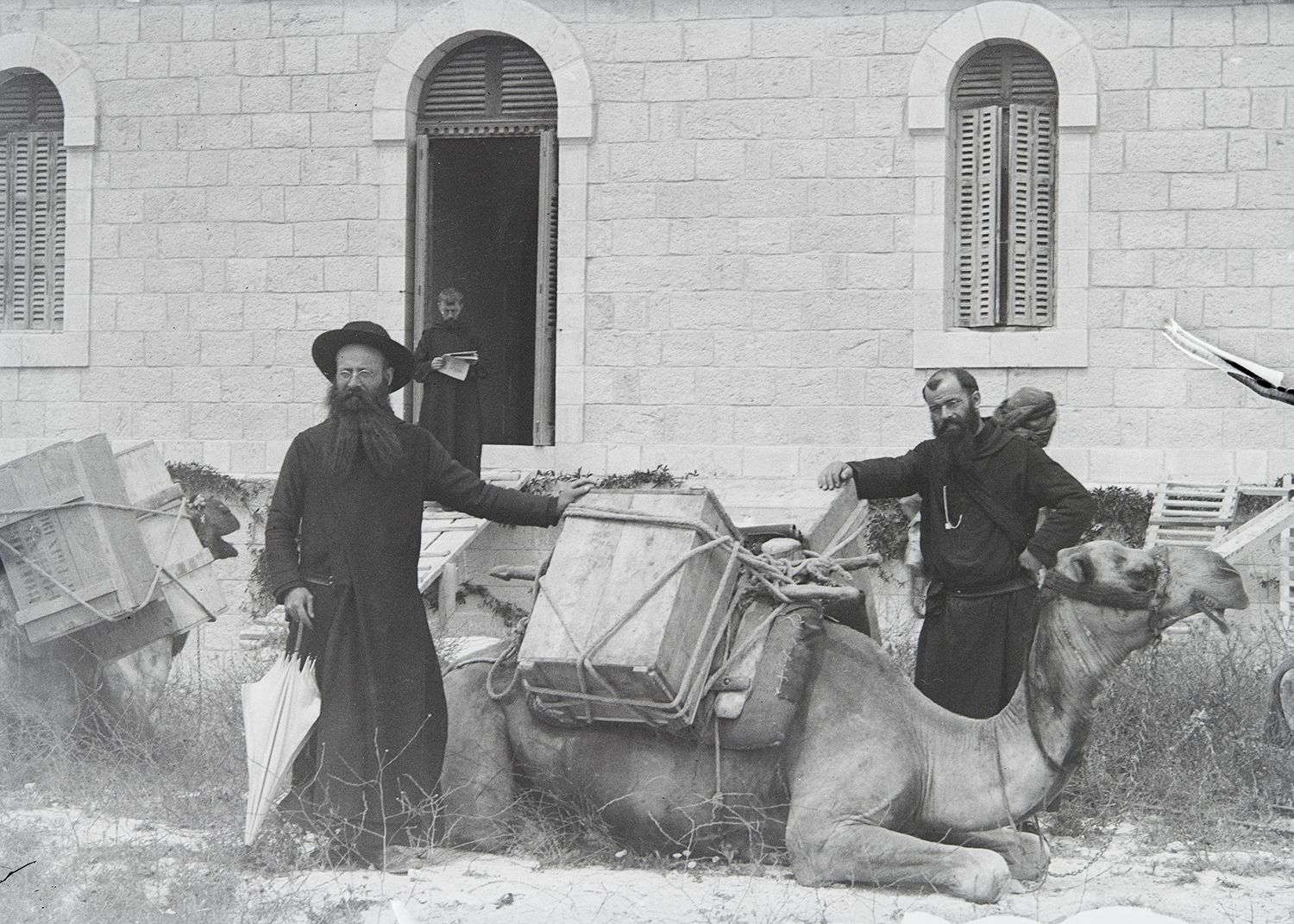 El P. Ubach carregant en camells caixes de materials arqueològics