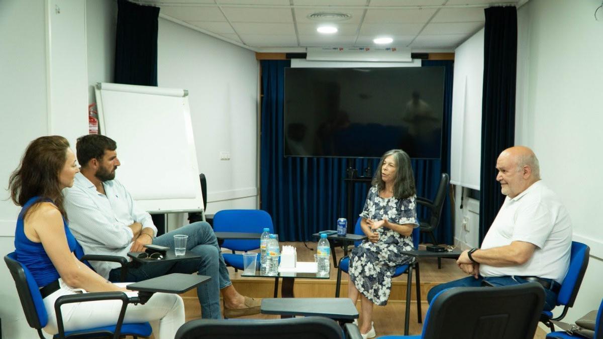 Los diputados del Grupo Mixto José Ángel Antelo y Virginia Martínez junto a miembros de la API