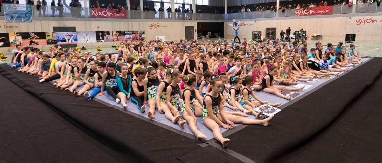 Las participantes en el torneo posan juntas en el pabellón de La Tejerona.