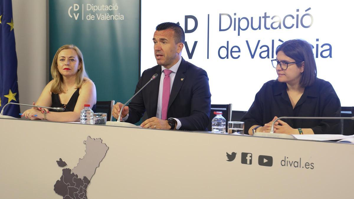 Natàlia Enguix, Vicent Mompó y Laura Sáez, en una reciente rueda de prensa.