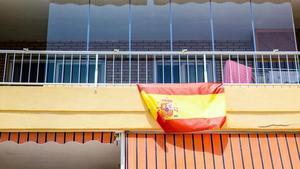 Poner una bandera de España en el balcón puede costarte un problema con tus vecinos