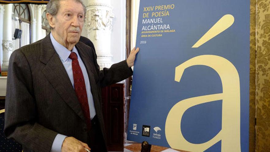 El escritor Manuel Alcántara, en el Ayuntamiento.