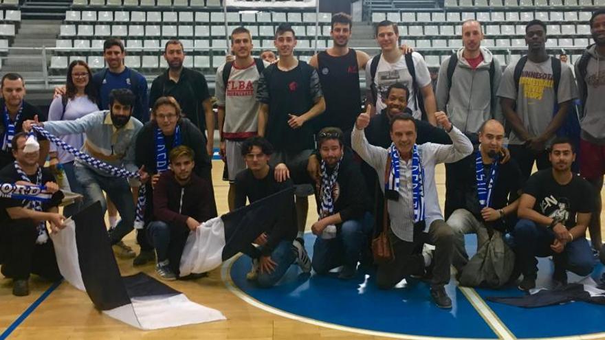 La Peña Kali Nord visita por sorpresa al HLA Alicante para animarle en el &quot;play-off&quot;