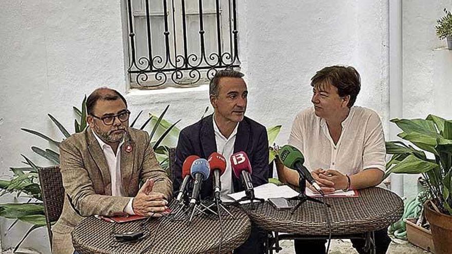 De izquierda a derecha los candidatos del PSIB Cosme Bonet, Pere Joan Pons y Susana Moll.