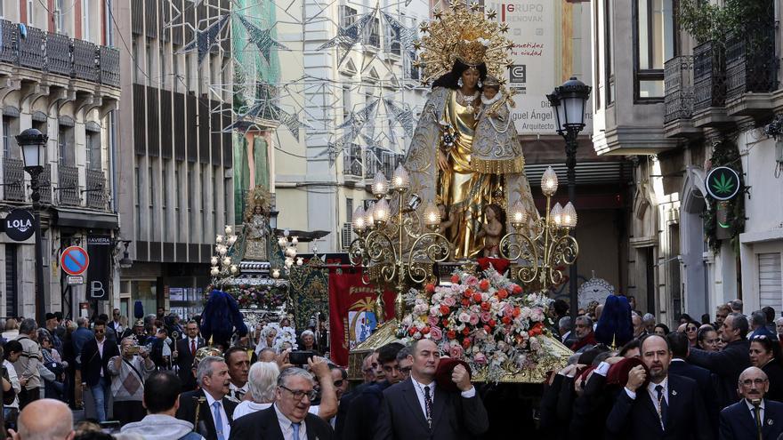 Reencuentro histórico en Alicante entre la Virgen del Remedio y la &quot;Geperudeta&quot;