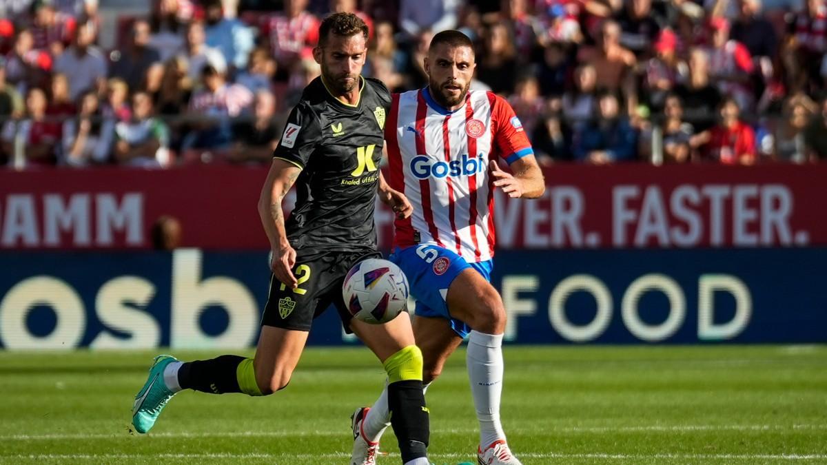 David López y Baptistao disputan la posesión