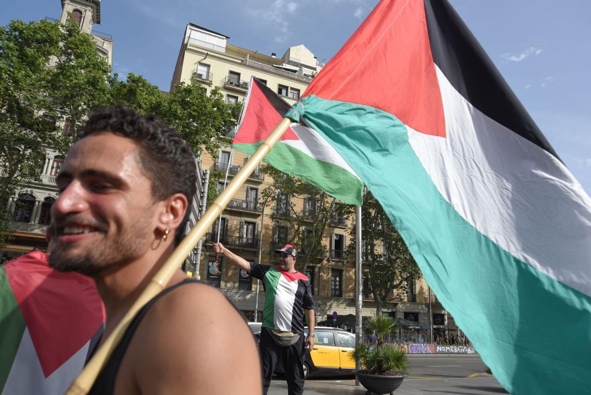 Miles de personasse manifiestan en Barcelona en solidaridad con el pueblo palestino bajo el lema de ¡Basta! Paremos el genocidio en Palestina