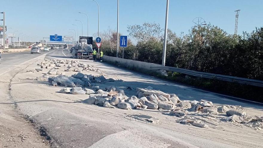 Un camión pierde cientos de sacos de cemento y provoca retenciones kilométricas en la Vía de Cintura