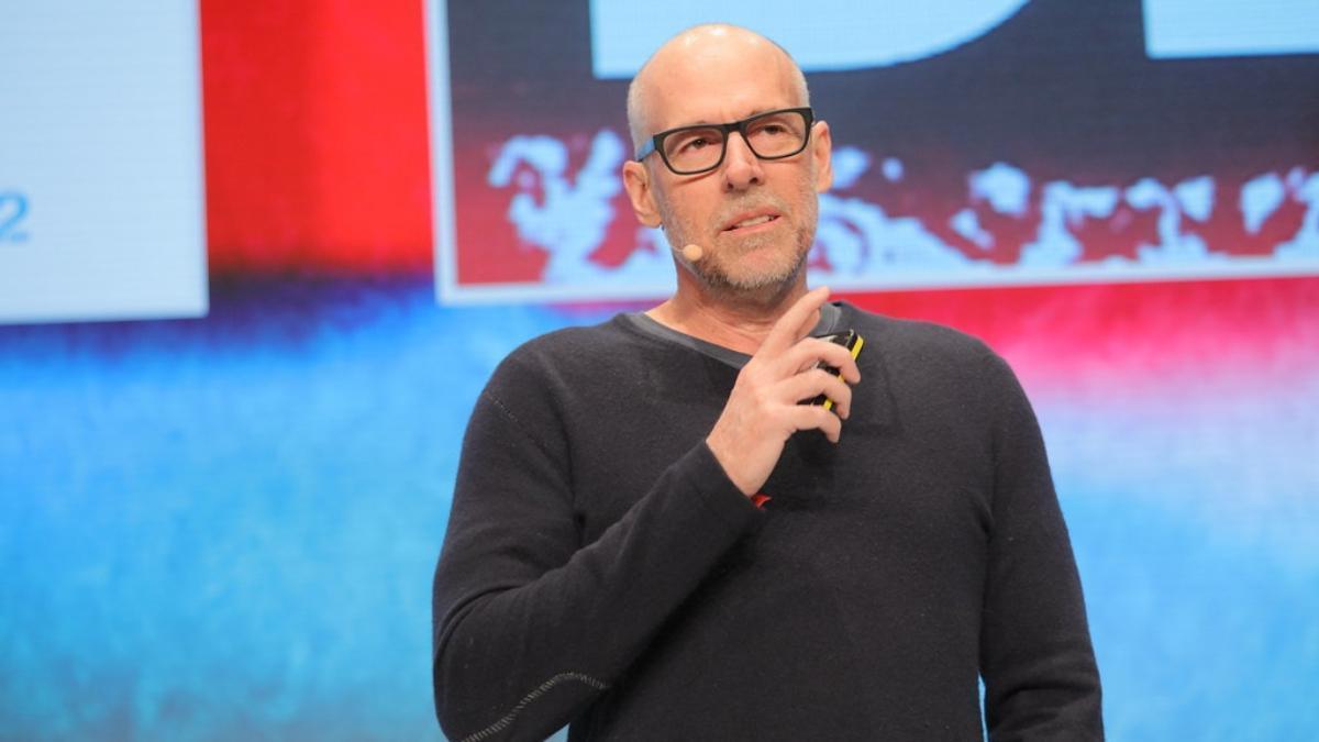 Scott Galloway da la vuelta a las soluciones tradicionales y propone un método radical para mejorar el equilibrio del sistema de pensiones