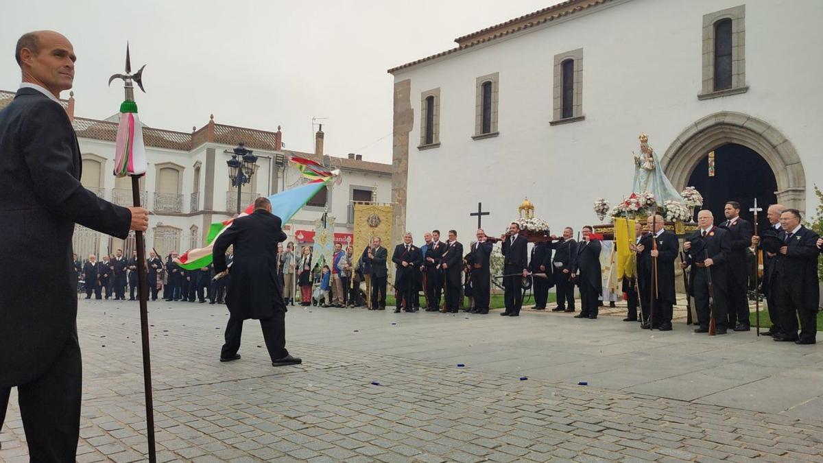 Revoloteo de una de las banderas ante las imágenes de la Virgen de Guía en la plaza de la Villa.