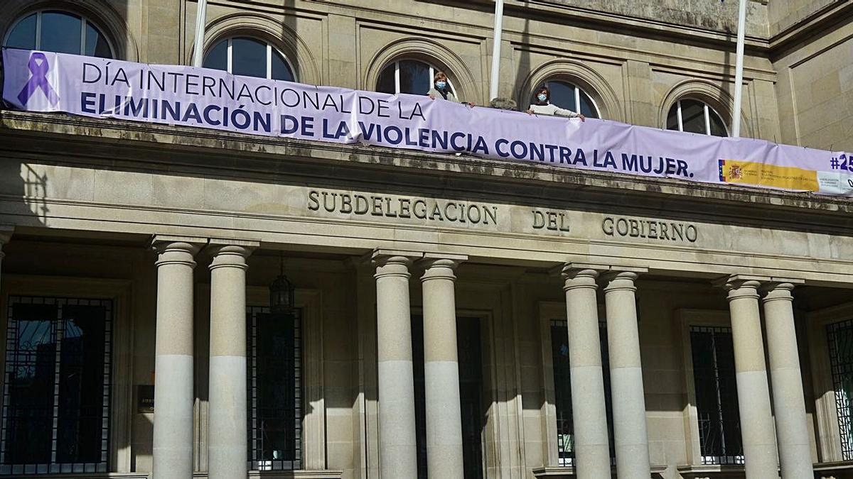 Pancarta contra la violencia de género en la Subdelegación | RAFA VÁQUEZ