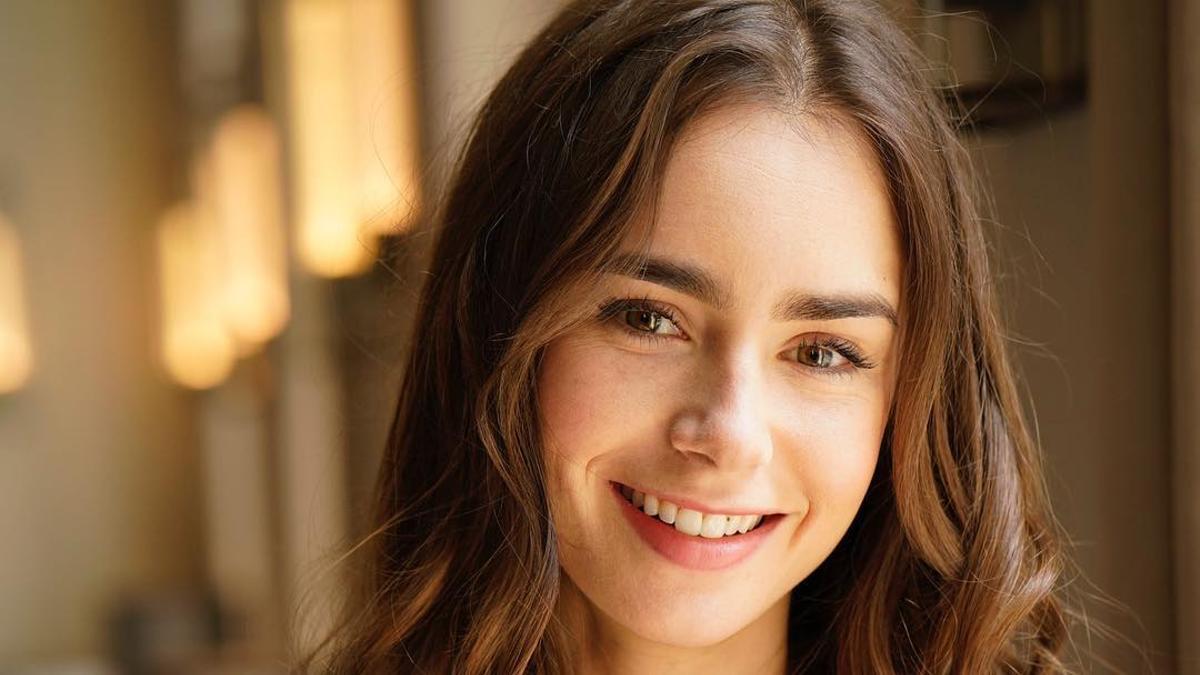 Lily Collins revela con una foto que tiene nuevo novio