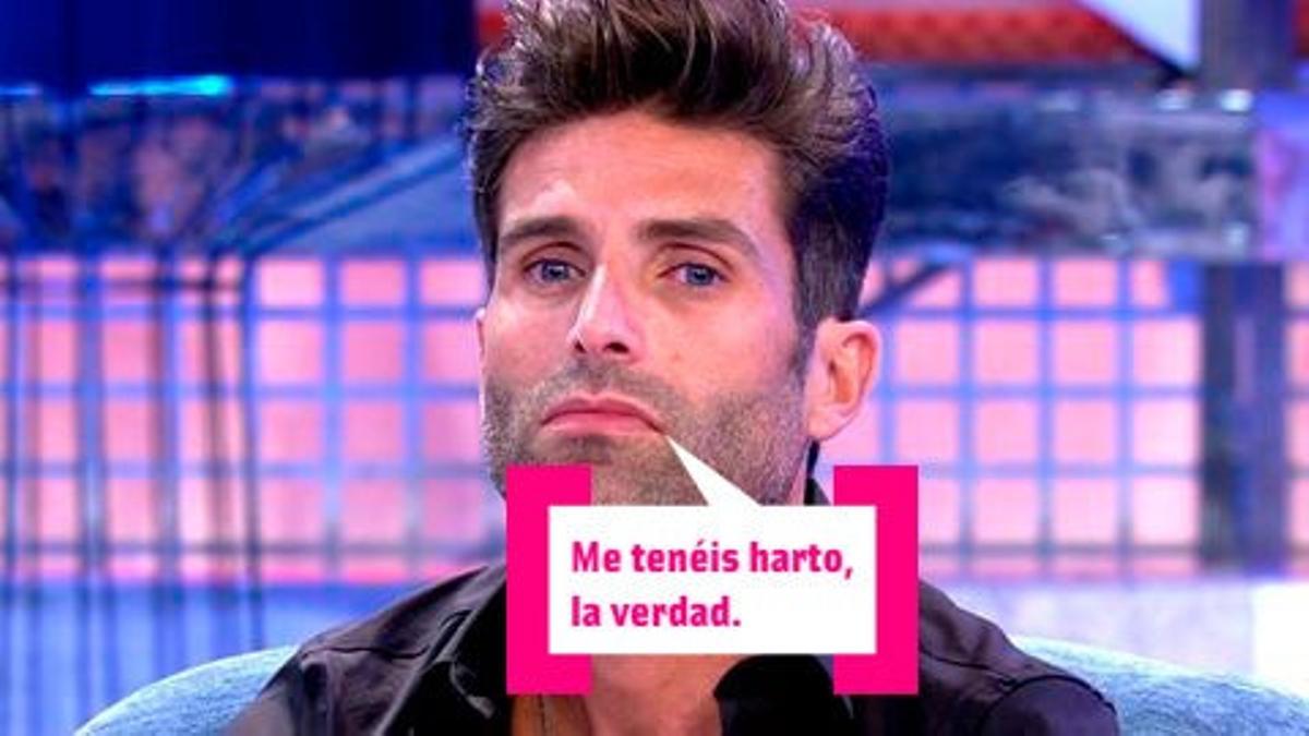 Efrén Reyero sentado en un plató de televisión