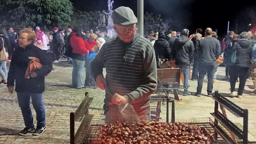 Asando as castañas durante o Magosto de Covelo 2025.   | // D.P.