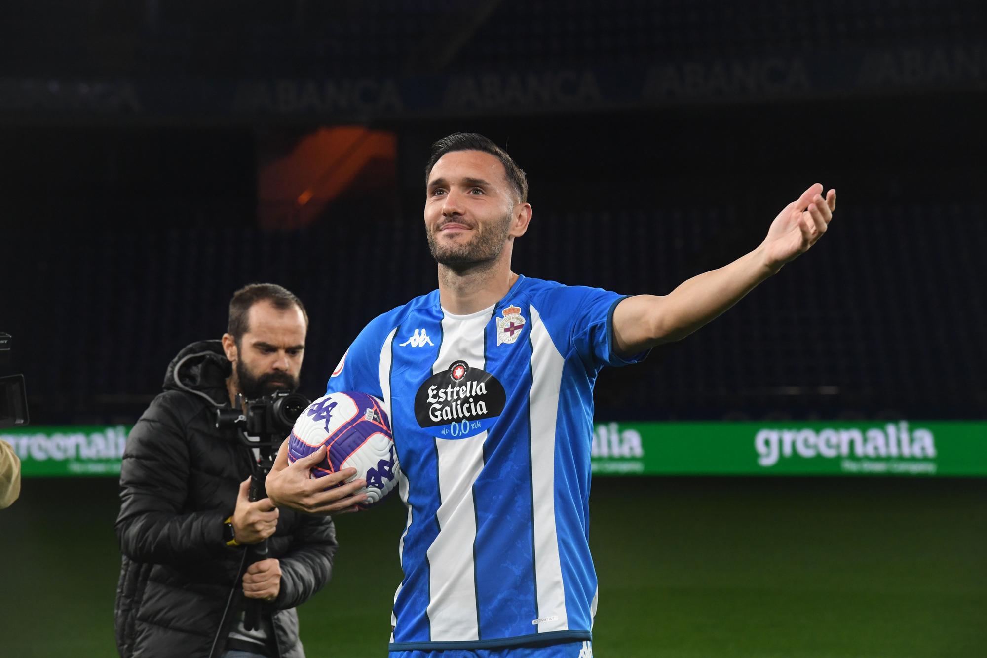 Riazor aclama a Lucas Pérez en su presentación