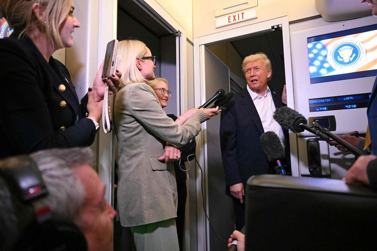 Trump atiende a los periodistas en una parada técnica del Air Force One en Inglaterra