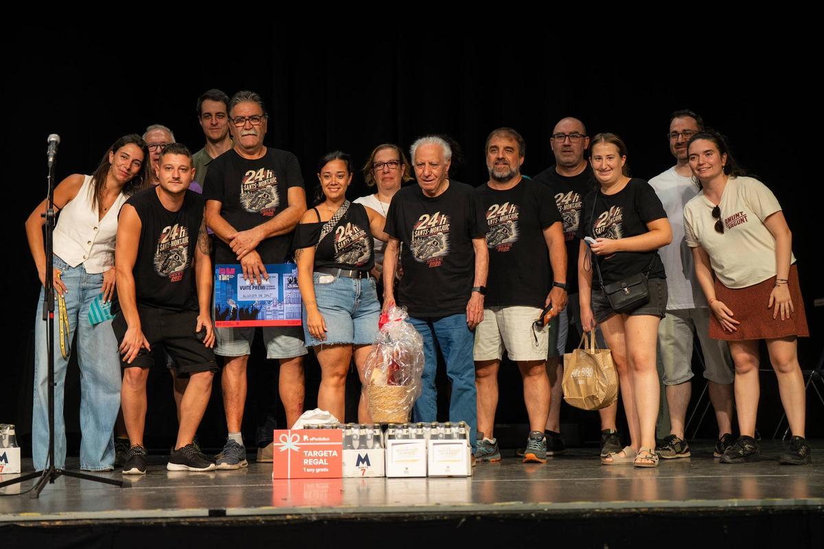 Entrega de premios del concurso de calles decoradas de la Festa Major de Sants, en la que las diferentes comisiones de las calles participantes reciben sus reconocimientos