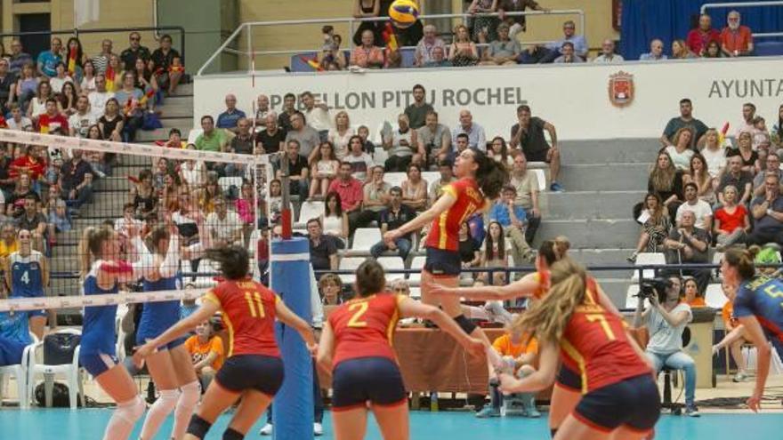 Ataque de las jugadoras de la selección española, ayer, en el Pitiu Rochel.