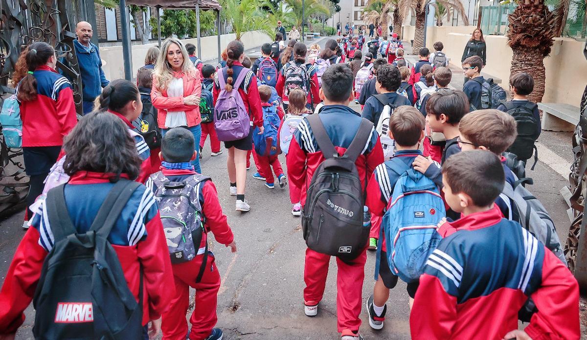 Alumnos canarios a la puerta de un colegio.