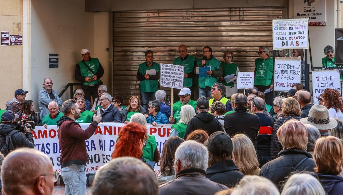 La concentración fue convocada por la Plataforma por la Defensa de la Sanidad Pública.