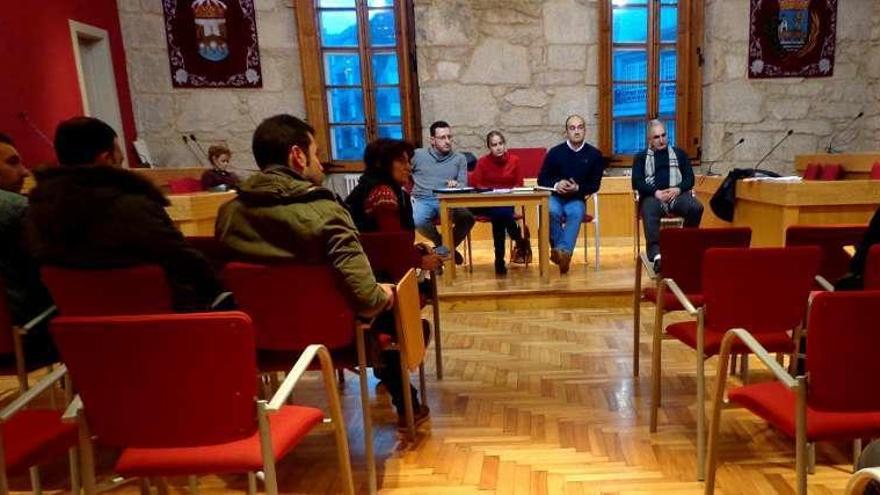 Reunión de ediles de Ponteareas y el alcalde de Mondariz. // D.P.