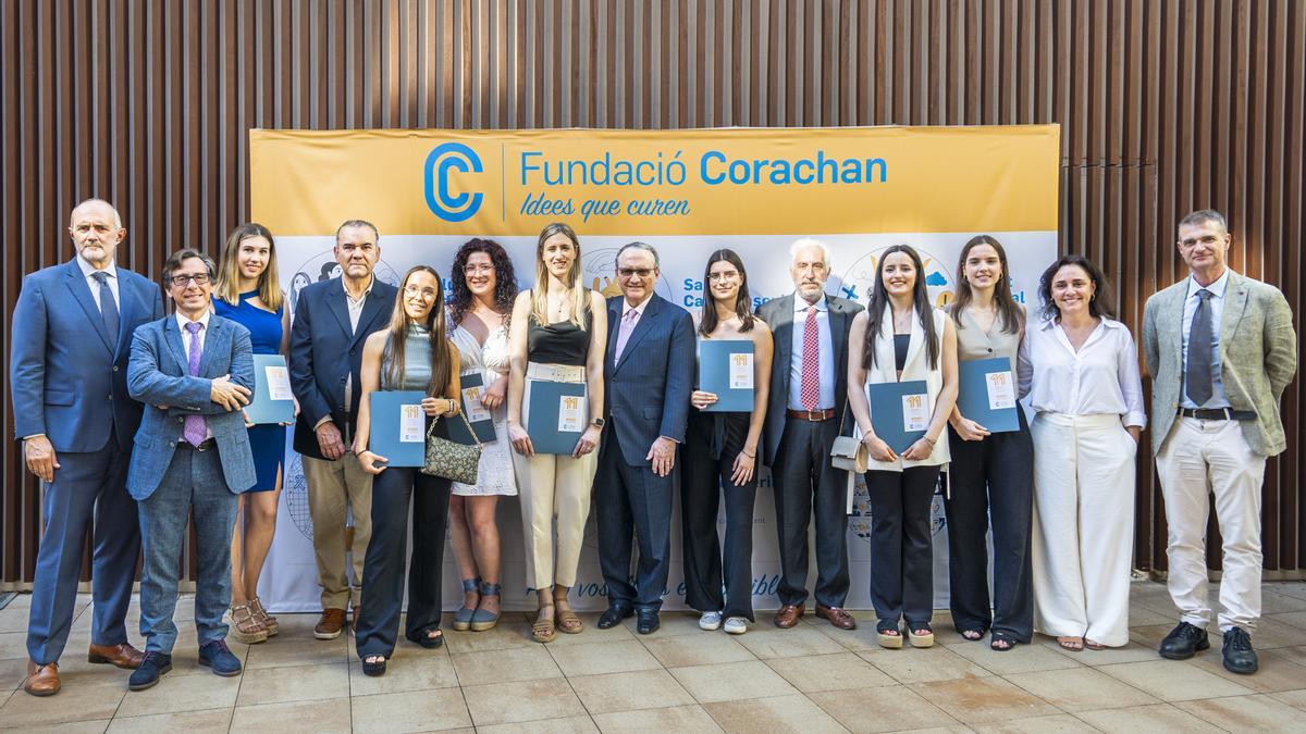 El presidente de Fundación Corachan, Javier Moll (centro), junto a las ocho jóvenes graduadas en enfermería que ha recibido las becas de la entidad.