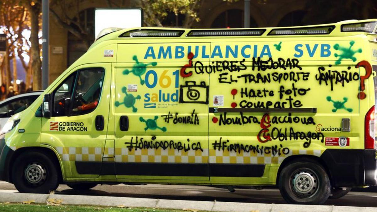 Pintada en una ambulancia donde se reclama la firma del convenio.